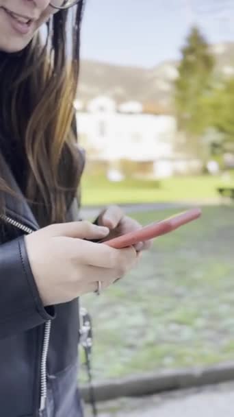 Una Mujer Que Escribe Mensaje Smartphone Vídeo Vertical — Vídeo de stock