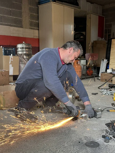 Ein Mann Schneidet Aluminiumteile Seiner Garage Lebensmittel Für Seine Familie — Stockfoto