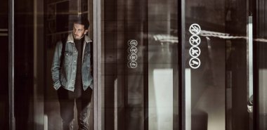 İşini bitirdikten sonra, sırtında bir sırt çantası ve kablosuz kulaklıkla şehir ortamının özgürlüğünün tadını çıkarmaya hazır bir adam ofisinden dışarı adım atar.