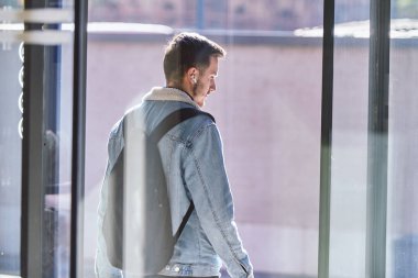 İşini bitirdikten sonra, sırtında bir sırt çantası ve kablosuz kulaklıkla şehir ortamının özgürlüğünün tadını çıkarmaya hazır bir adam ofisinden dışarı adım atar.