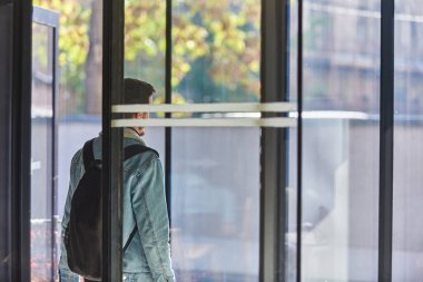 İşini bitirdikten sonra, sırtında bir sırt çantası ve kablosuz kulaklıkla şehir ortamının özgürlüğünün tadını çıkarmaya hazır bir adam ofisinden dışarı adım atar.