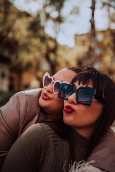 Deux Jeunes Femmes Embrassent Émotionnellement Dehors Par Une Journée Ensoleillée — Photo