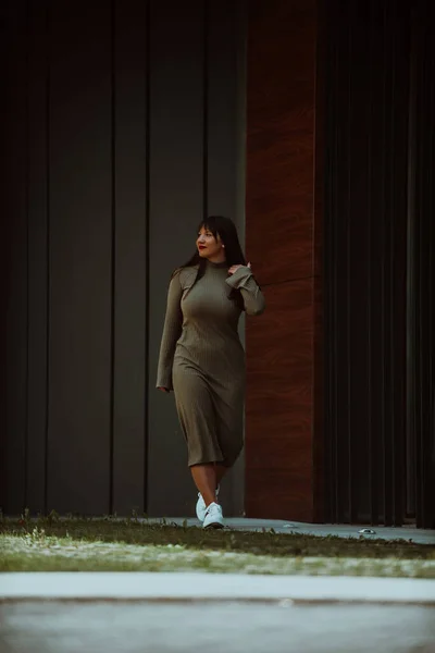 Une Femme Grande Taille Confiante Élégante Marchant Dans Bâtiment Moderne — Photo