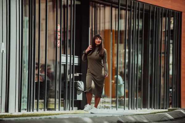 Uma Mulher Confiante Elegante Size Caminhando Por Edifício Moderno Vestido — Fotografia de Stock