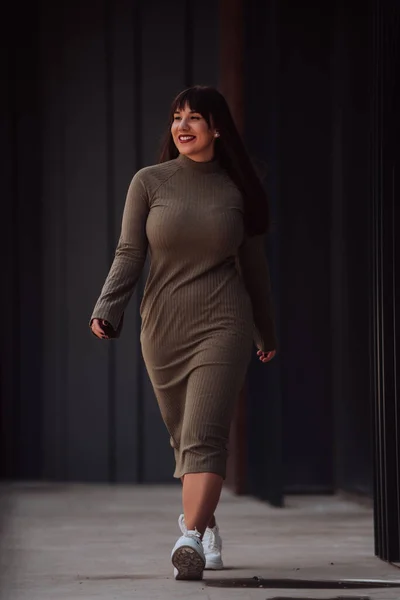 Uma Mulher Confiante Elegante Size Caminhando Por Edifício Moderno Vestido — Fotografia de Stock