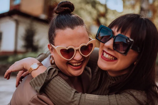Dvě Mladé Ženy Objímají Emocionálně Venku Slunečného Dne Zatímco Nosí — Stock fotografie