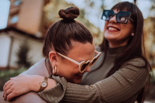 Duas Mulheres Jovens Abraçam Emocionalmente Fora Dia Ensolarado Enquanto Usam — Fotografia de Stock