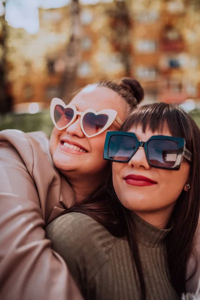 Dvě Mladé Ženy Objímají Emocionálně Venku Slunečného Dne Zatímco Nosí — Stock fotografie