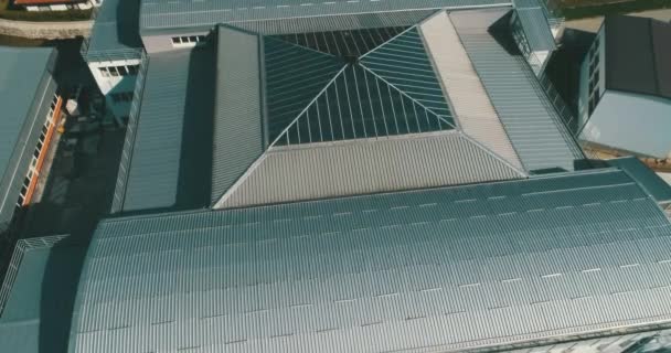 Ένα Σύγχρονο Κτίριο Γυάλινη Οροφή Από Ορνιθοσκοπική Άποψη Αναδεικνύοντας Τον — Αρχείο Βίντεο