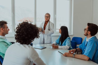 Aralarında doktorlar, cerrahlar ve hemşirelerin de yer aldığı çok ırklı tıp uzmanlarından oluşan bir grup, hasta bakımını tartışmak ve modern teknolojiyi sorunlarla başa çıkmak için bir hastane ortamında toplandı.