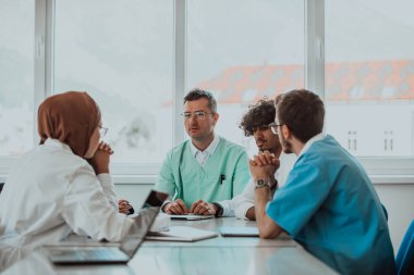 Aralarında doktorlar, cerrahlar ve hemşirelerin de yer aldığı çok ırklı tıp uzmanlarından oluşan bir grup, hasta bakımını tartışmak ve modern teknolojiyi sorunlarla başa çıkmak için bir hastane ortamında toplandı.