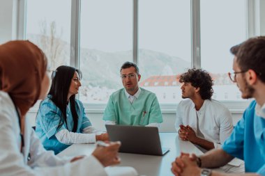 Aralarında doktorlar, cerrahlar ve hemşirelerin de yer aldığı çok ırklı tıp uzmanlarından oluşan bir grup, hasta bakımını tartışmak ve modern teknolojiyi sorunlarla başa çıkmak için bir hastane ortamında toplandı.