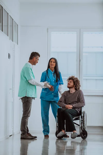 Médecin Une Infirmière Discutent Santé Patient Pendant Que Celui Est — Photo