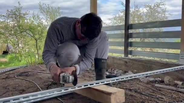 Молодой Человек Использующий Навыки Резки Металла Помочь Отцу Отремонтировать Забор — стоковое видео