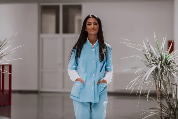 Медсестра Синій Формі Стоїть Коридорі Сучасної Лікарні — стокове фото