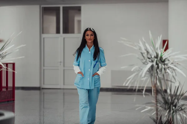 Медсестра Синій Формі Стоїть Коридорі Сучасної Лікарні — стокове фото