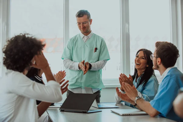Μια Ομάδα Γιατρών Και Μια Νοσοκόμα Χειροκροτούν Συνάδελφό Τους Μετά — Φωτογραφία Αρχείου
