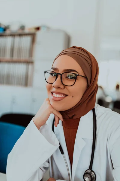 Dans Une Salle Réunion Moderne Une Médecin Musulmane Portant Hijab — Photo