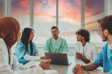 Aralarında doktorlar, cerrahlar ve hemşirelerin de yer aldığı çok ırklı tıp uzmanlarından oluşan bir grup, hastanede hasta bakımını tartışıyor ve modern teknolojiyi hastaların sorunlarını çözmek için kullanıyor.