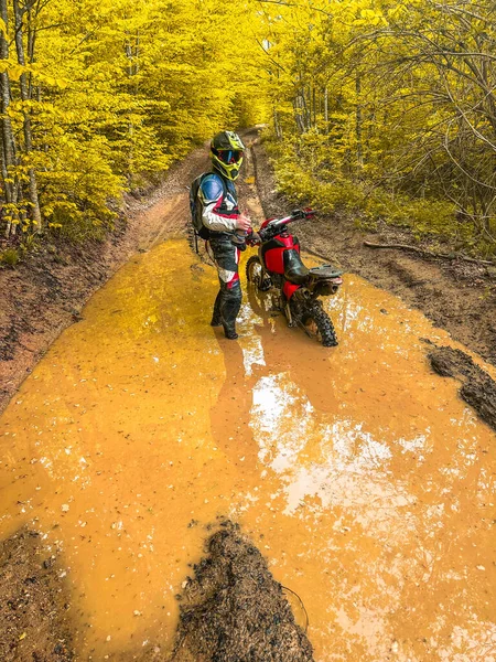 Ormanın Çamurlu Bataklığında Mahsur Kalmış Profesyonel Bir Motosikletçi Vahşi Arazide — Stok fotoğraf