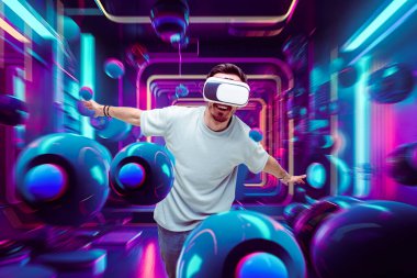 VR gözlük takan bir adam, sanal kozmik toplarla çevrili fütüristik bir dijital ortama daldırılır ve dünya dışı bir deneyim yaratır.