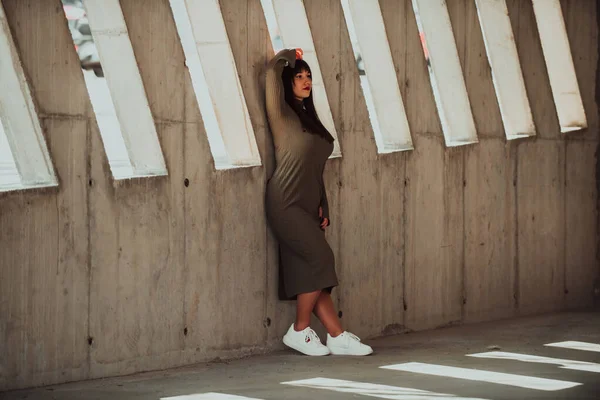 Una Mujer Segura Elegante Tamaño Grande Posando Junto Edificio Moderno —  Fotos de Stock