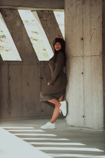 Una Mujer Segura Elegante Tamaño Grande Posando Junto Edificio Moderno — Foto de Stock