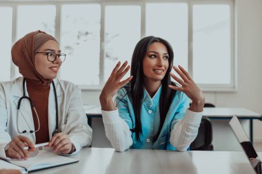 Aralarında doktorlar, cerrahlar ve hemşirelerin de yer aldığı çok ırklı tıp uzmanlarından oluşan bir grup, hasta bakımını tartışmak ve modern teknolojiyi sorunlarla başa çıkmak için bir hastane ortamında toplandı.