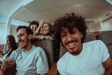 Omedy film, gülümseme ile bir sinemada çeşitli gençler bir araya toplanır, yüzlerindeki bir cin 'i izlerler, birlikte olmanın sevinci ve kahkahalarını paylaşırlar.
