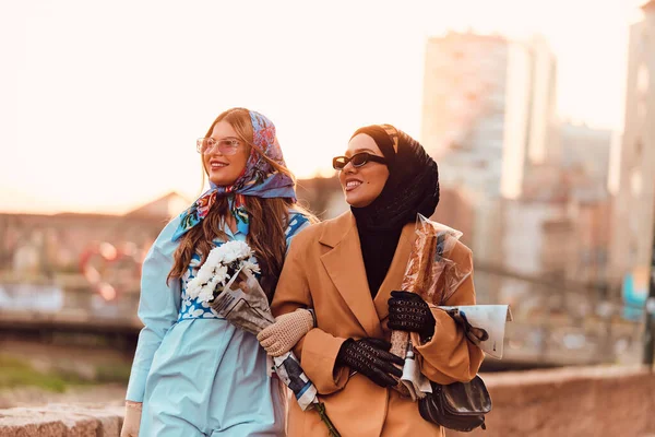 Birinde tesettür ve modern ama geleneksel bir elbise, diğerinde ise mavi bir elbise ve eşarp giyip gün batımında şehirde birlikte yürüyen bir çift. Biri bir buket ekmek taşırken,