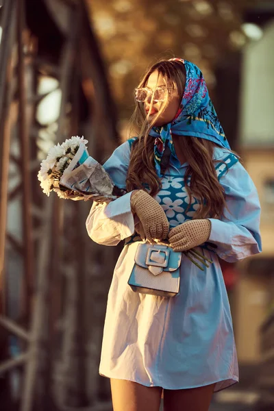 Šarm Ženy Zdobené Nádherné Modré Tradiční Šaty Modrou Kabelkou Kyticí — Stock fotografie