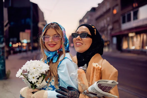 Pár Žen Hidžábu Moderních Ale Tradičních Šatech Druhá Modrých Šatech — Stock fotografie