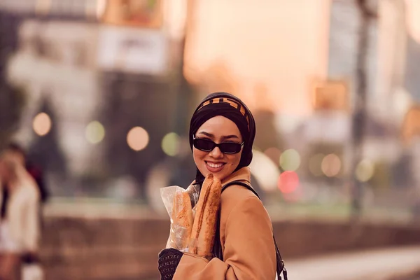 Uma Mulher Hijab Vestindo Uma Luxuosa Roupa Francesa Vintage Enquanto — Fotografia de Stock