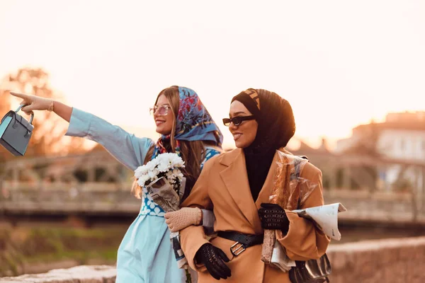 Casal Mulher Vestindo Hijab Vestido Moderno Mas Tradicional Outro Vestido — Fotografia de Stock