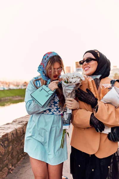 Pár Žen Hidžábu Moderních Ale Tradičních Šatech Druhá Modrých Šatech — Stock fotografie