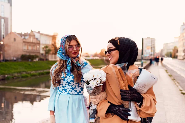 Couple Femme Une Portant Hijab Une Robe Moderne Mais Traditionnelle — Photo