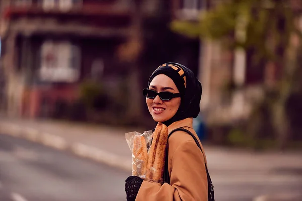 Женщина Хиджабе Одетая Роскошный Винтажный Французский Наряд Прогуливаясь Улицам Города — стоковое фото