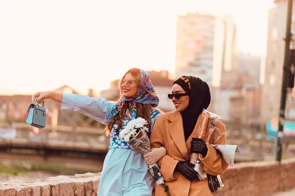 Casal Mulher Vestindo Hijab Vestido Moderno Mas Tradicional Outro Vestido — Fotografia de Stock