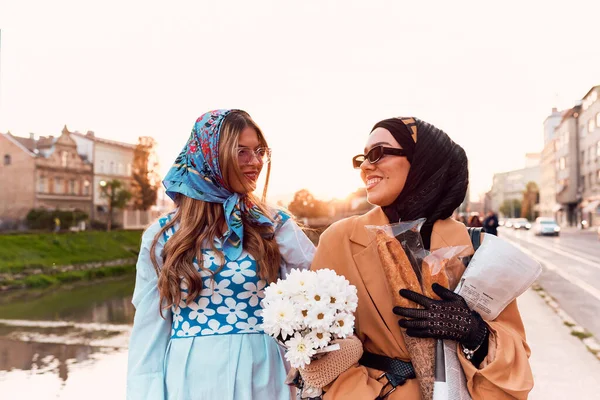 Пара Жінка Одягнена Хіджаб Сучасну Але Традиційну Сукню Інша Блакитну — стокове фото