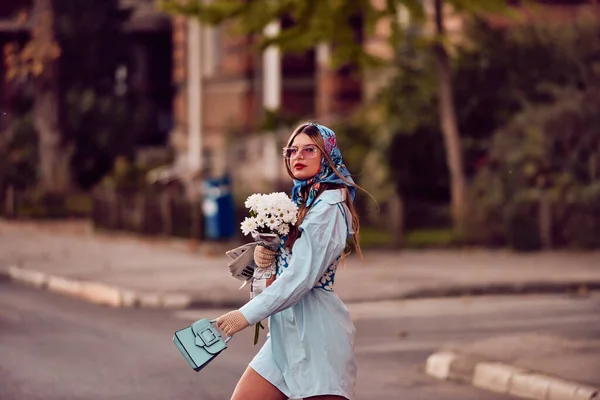 Encanto Una Mujer Adornada Con Exquisito Vestido Tradicional Azul Llevando —  Fotos de Stock