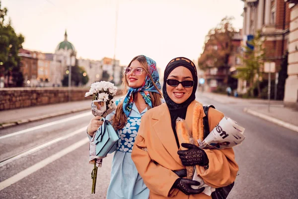 Coppia Donne Una Con Hijab Abito Moderno Tradizionale Altra Abito — Foto Stock