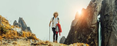 Saçları afro saçlı bir adam Everest Dağı 'nın zirvelerini fethediyor maceracı ruhunu ve yüksek irtifadaki vahşi doğanın nefes kesici güzelliğini sergiliyor.