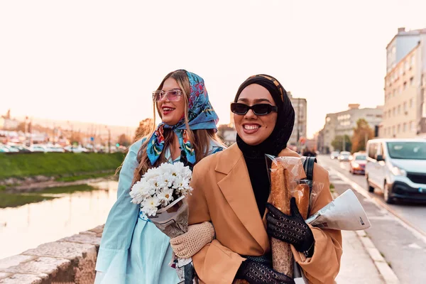 히잡을 부부와 현대적 이면서 전통적 그리고 파란색 드레스와 스카프를 도시를 — 스톡 사진