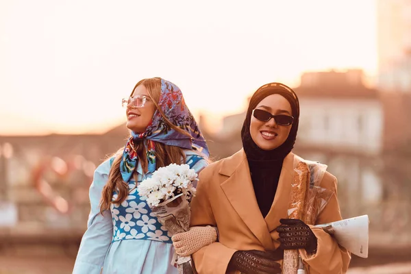 히잡을 부부와 현대적 이면서 전통적 그리고 파란색 드레스와 스카프를 도시를 — 스톡 사진