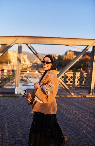 Una Mujer Hijab Con Gafas Sol Elegantes Elegante Atuendo Francés —  Fotos de Stock