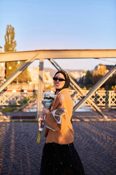 Hidžáb Žena Stylových Slunečních Brýlích Elegantní Francouzské Oblečení Procházka Městem — Stock fotografie