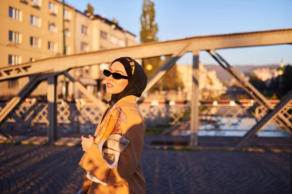 Una Donna Hijab Eleganti Occhiali Sole Elegante Vestito Francese Passeggiando — Foto Stock