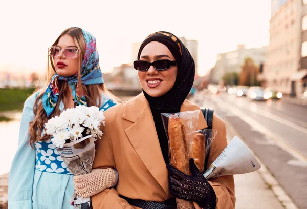 Couple Femme Une Portant Hijab Une Robe Moderne Mais Traditionnelle — Photo