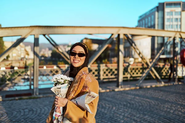 Жінка Хіджабу Стильних Сонцезахисних Окулярах Елегантний Французький Одяг Прогулюючись Місту — стокове фото