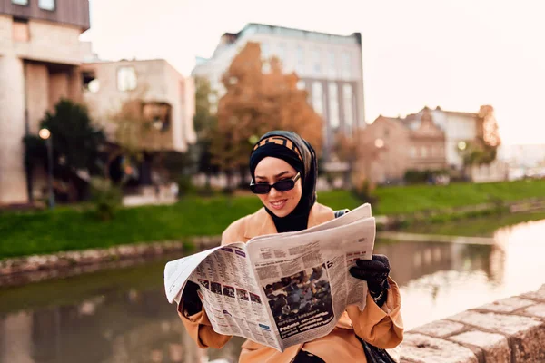 Жінка Хіджабі Граціозно Прикрашена Поєднанням Старого Сучасного Французького Вбрання Занурена — стокове фото